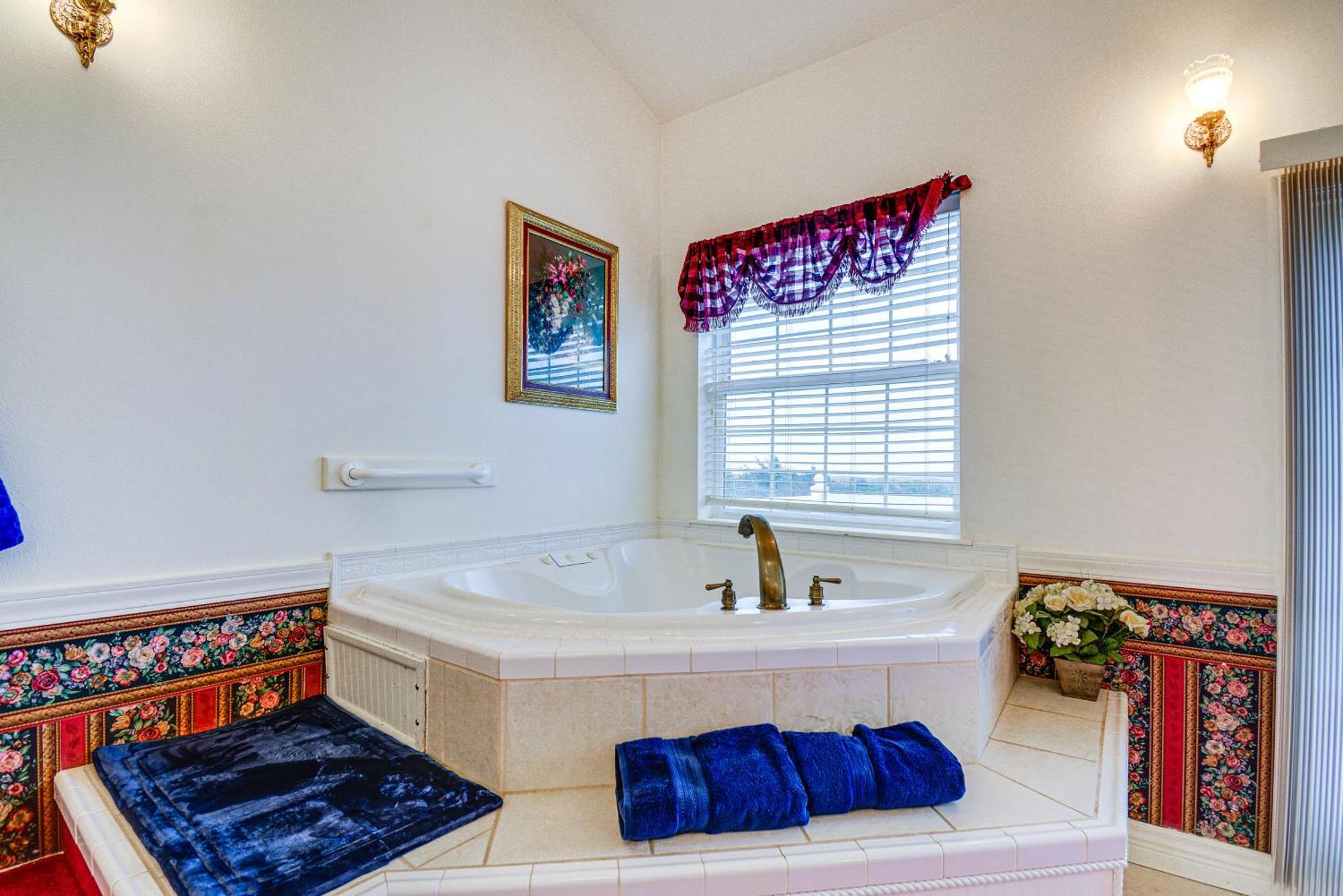 Ocean Shores Condo Rental With View - Walk To Beach! Exterior photo