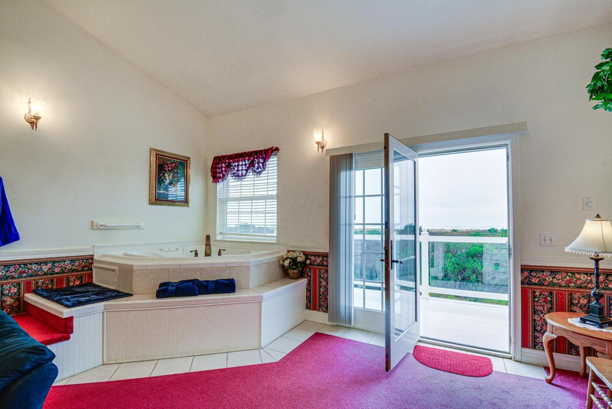 Ocean Shores Condo Rental With View - Walk To Beach! Exterior photo